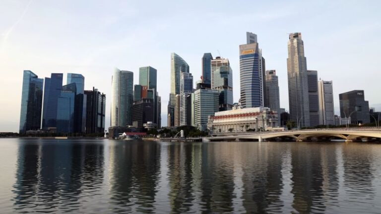 En una inusual victoria, un trabajador migrante demandó a sus jefes en Singapur.  Y ganó