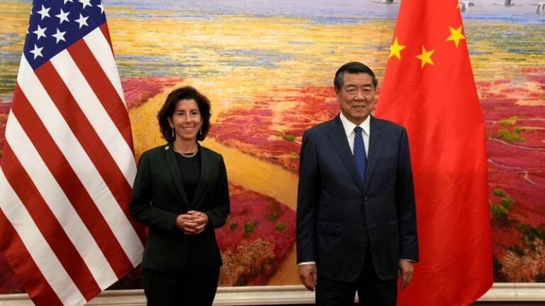 Estados Unidos no está tratando de frenar la economía de China, dice el secretario de Comercio Raimondo