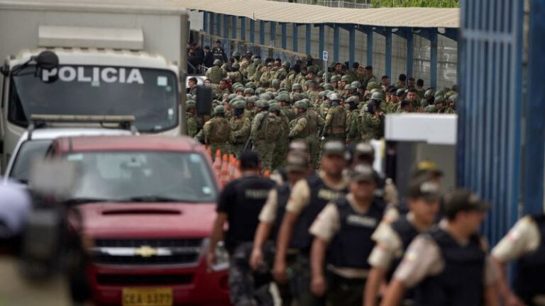 Fernando Villavicencio: Ecuador despliega 4.000 soldados y policías a prisión mientras viuda culpa al estado por su muerte