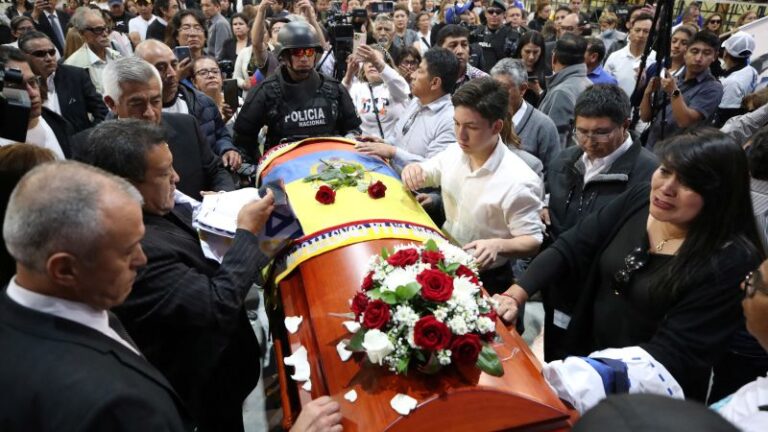 Fernando Villavicencio: Familiares entierran asesinado a candidato presidencial ecuatoriano