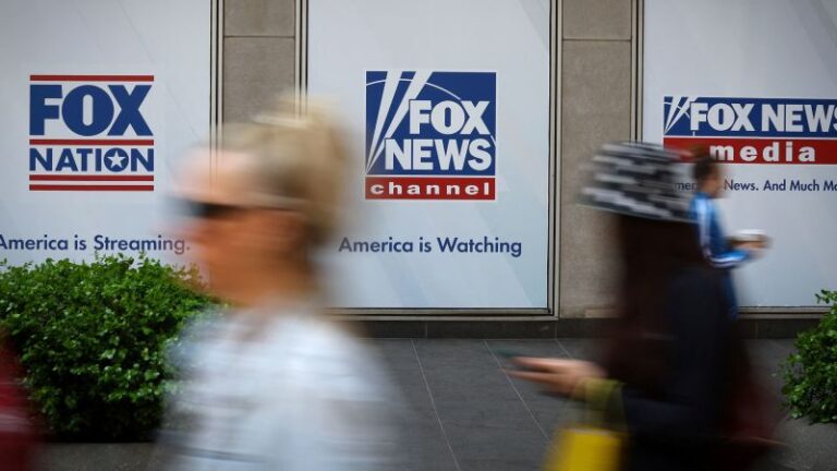 Fox News se disculpa con la familia Gold Star después de enfrentar una reacción violenta por una historia falsa