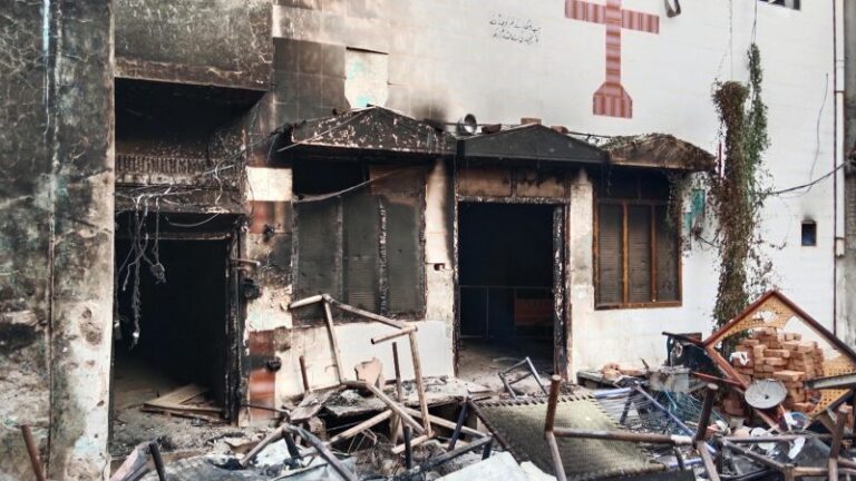 Iglesias en Pakistán incendiadas: ocho iglesias vandalizadas en Punjab tras acusaciones de blasfemia