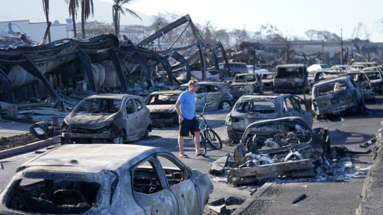 Incendios forestales de Maui: los equipos de extinción de incendios avanzan contra los incendios forestales que mataron al menos a 80 personas, pero los brotes continúan