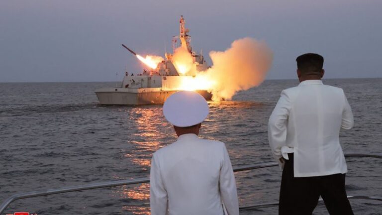 Kim Jong Un de Corea del Norte inspecciona prueba de misiles mientras rivales regionales se reúnen con Biden
