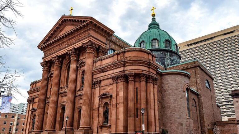 La Arquidiócesis de Filadelfia acuerda pagar $3.5 millones para resolver el caso de agresión sexual, dicen los abogados de los demandantes
