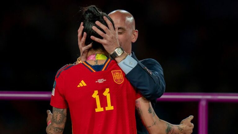 La FIFA suspende al presidente del fútbol español, Luis Rubiales, en medio de una disputa por el beso con la ganadora de la Copa Mundial Femenina