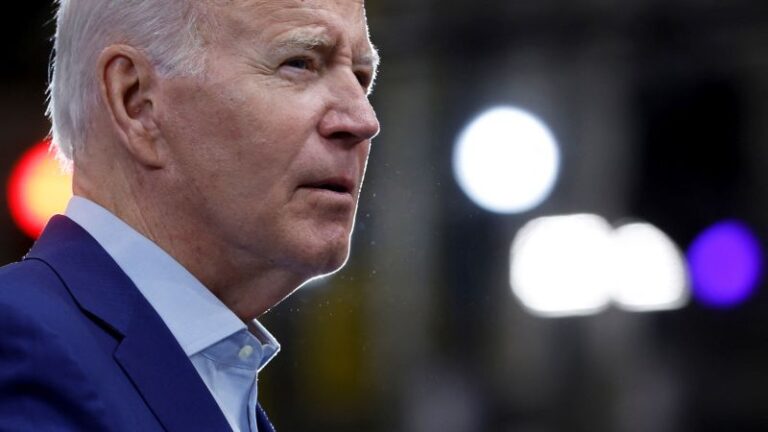 La administración de Biden defiende la comunicación con las empresas de redes sociales