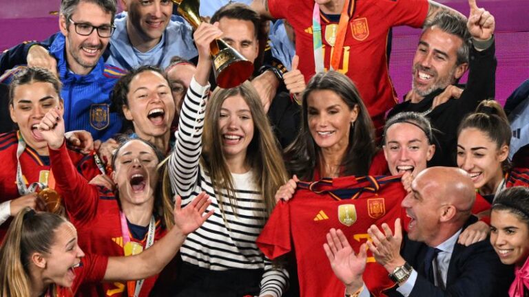 La reina española celebra la victoria del equipo en la Copa del Mundo mientras la realeza británica se queda en casa
