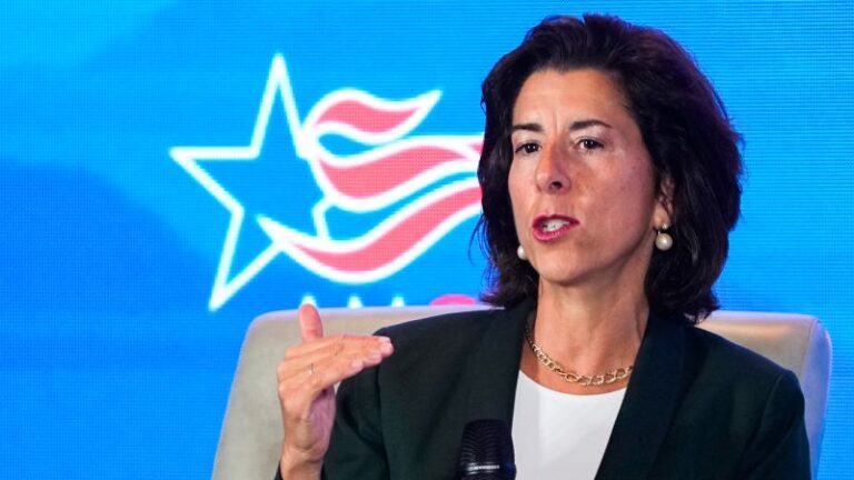 La secretaria de Comercio de Estados Unidos, Gina Raimondo, insta a las empresas estadounidenses a seguir invirtiendo en China (Análisis)