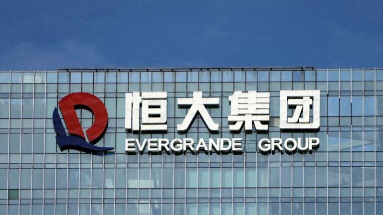 Las acciones de Evergrande se desploman un 70%.  El desarrollador chino sigue perdiendo miles de millones