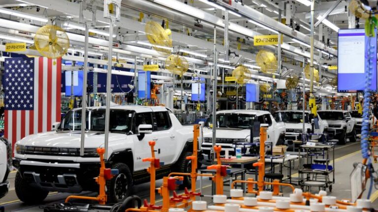 Miembros del UAW aprueban posibles huelgas en GM, Ford y Stellantis