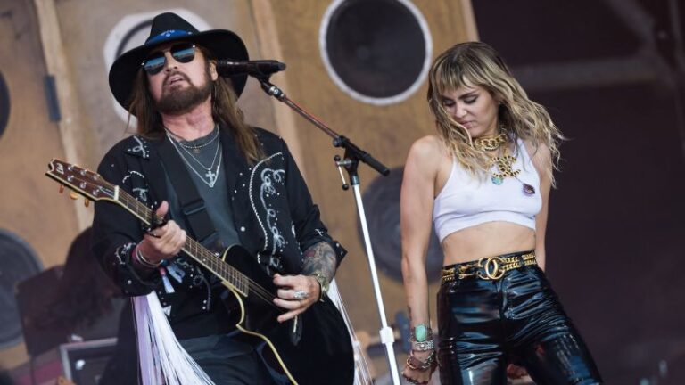 Miley Cyrus y su padre Billy Ray Cyrus tienen relaciones ‘tremendamente diferentes’ con la fama