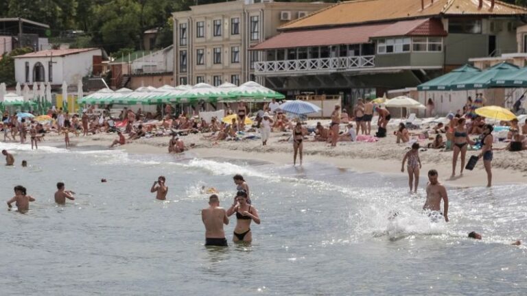 No bañarse durante los ataques aéreos, pero reabren las playas en el puerto del sur de Ucrania