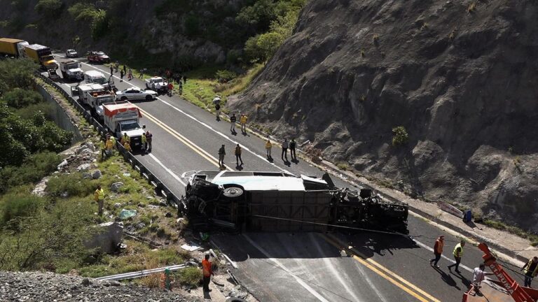 confirman migrantes entre 16 muertos accidente