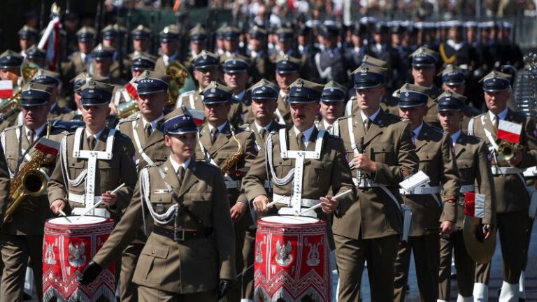 Polonia celebra el mayor desfile militar en décadas, a medida que crece su influencia en Europa