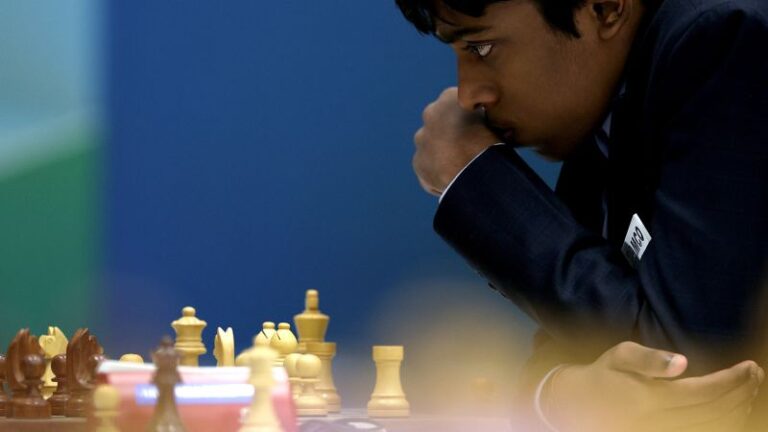 Praggnanandhaa: India atrapada mientras el adolescente prodigio del ajedrez se prepara para enfrentarse a Magnus Carlsen por el título de la Copa del Mundo