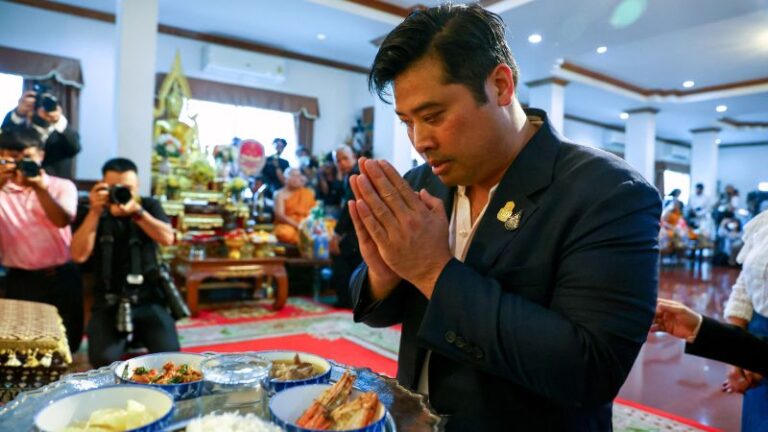 Tailandia: la visita de los hijos separados del rey llega en un momento delicado para la monarquía