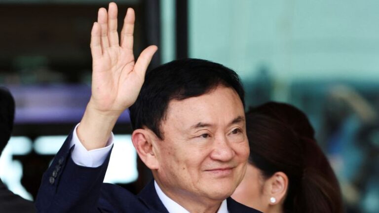 Thaksin Shinawatra: el ex primer ministro derrocado regresa a Tailandia después de 15 años de autoexilio