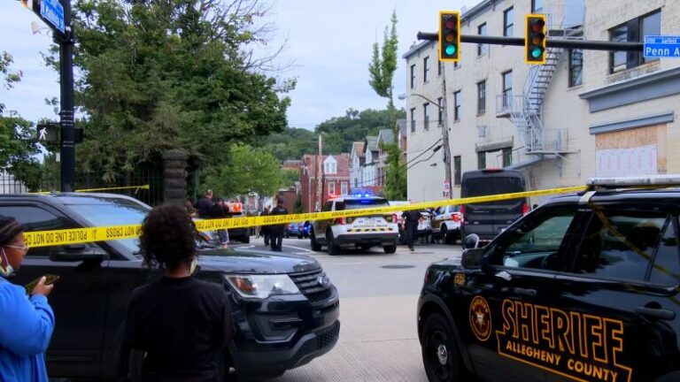 Tiroteo en Pittsburgh: la policía evacua casas cerca del lugar del tiroteo en curso después de que los funcionarios intentaran desalojar a un residente