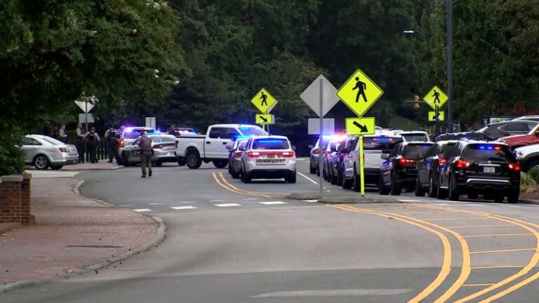 UNC-Chapel Hill: Un miembro de la facultad muere en un tiroteo en el campus y un sospechoso está bajo custodia, dice la escuela