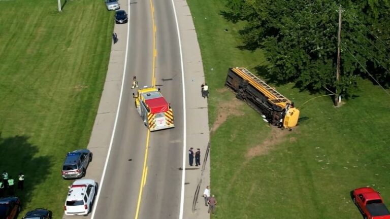 Un estudiante muerto, 23 llevados al hospital en Ohio después de un accidente de autobús escolar el primer día de clases