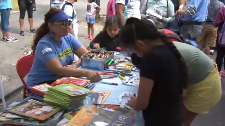 Distribuyen material escolar antes del comienzo de clases