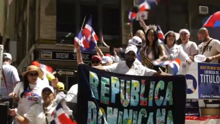 celebran el desfile anual nacional dominicano