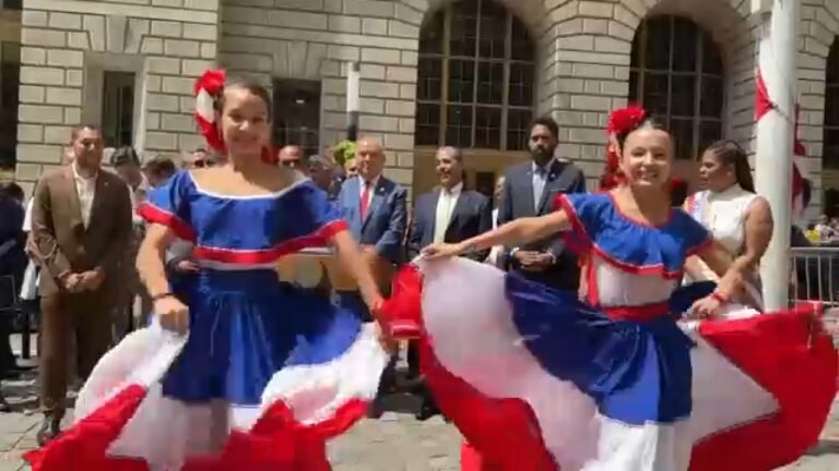Izamiento de bandera dominicana marca semana de celebración
