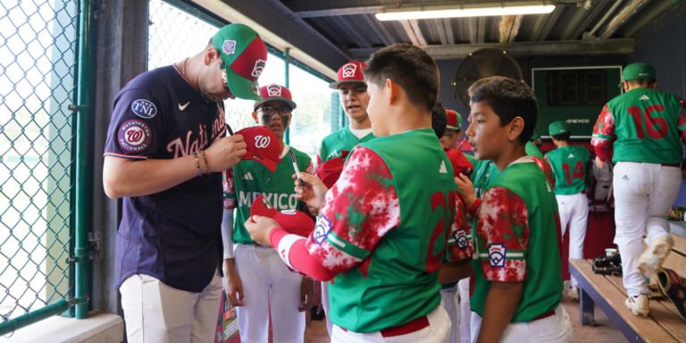 Joey Meneses se encuentra con el equipo de México en la Serie Mundial de Pequeñas Ligas