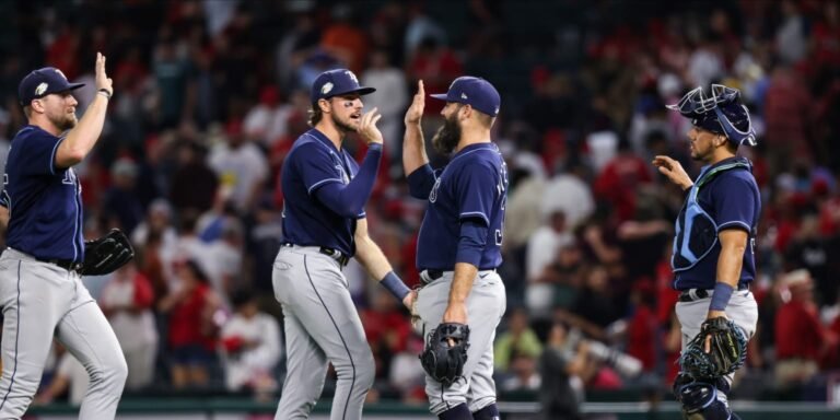 Rays ganan tras permitir grand slam, bateando en triple play