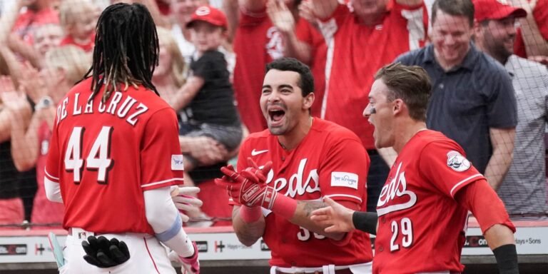 Elly De La Cruz va de casa en casa, presume velocidad de élite