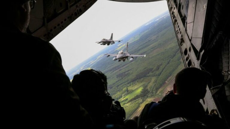 ¿Por qué los aviones F-16 no pueden llegar lo suficientemente pronto a Ucrania?