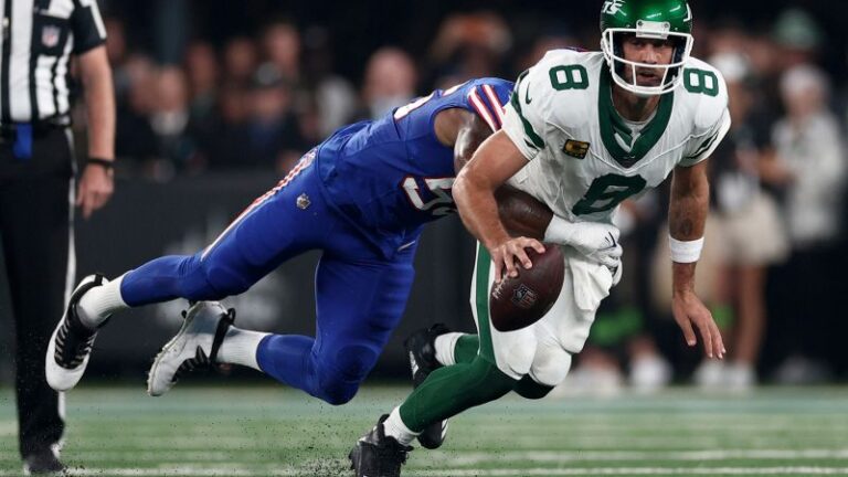Aaron Rodgers sufre una lesión en el tobillo que pone fin al juego cuatro jugadas después del debut de los New York Jets y necesitará una resonancia magnética