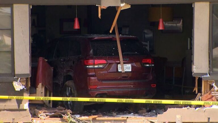 Accidente automovilístico de Denny’s: vehículo se estrella contra un restaurante de Texas, hiriendo a 23