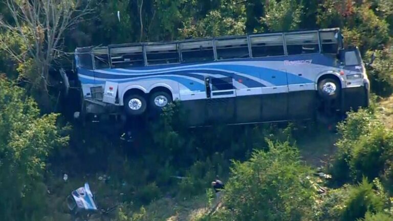 Accidente de autobús en Farmingdale: funcionarios de Nueva York investigan por qué un autobús que transportaba a 40 estudiantes se estrelló por un barranco y mató a 2 adultos