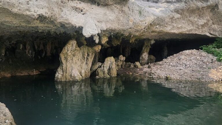 Aparece una cueva submarina a medida que bajan los niveles de agua en Canyon Lake