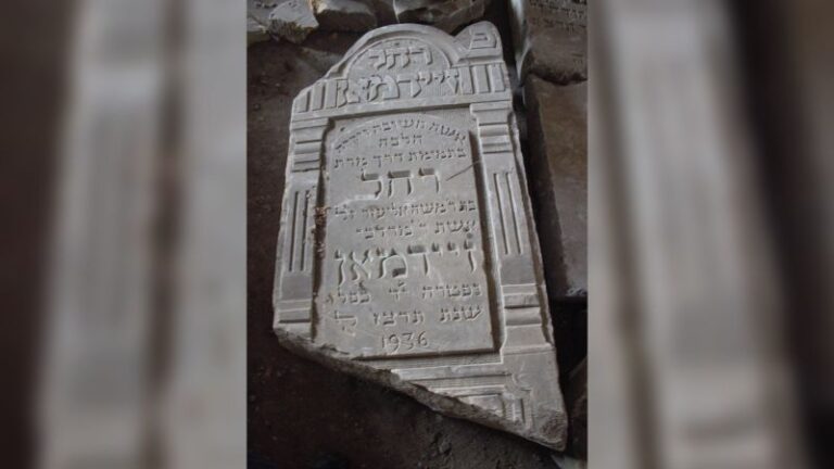 Bielorrusia: Se descubre un monumento formado por lápidas rotas en el cementerio judío profanado
