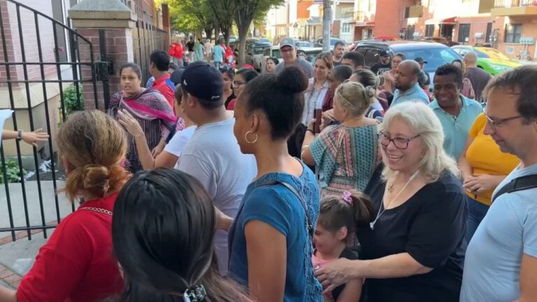 Padres y estudiantes entusiasmados en el primer día de clases.