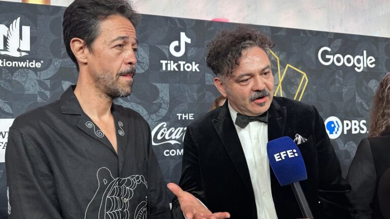 Café Tacvba honra a los migrantes al recibir premio