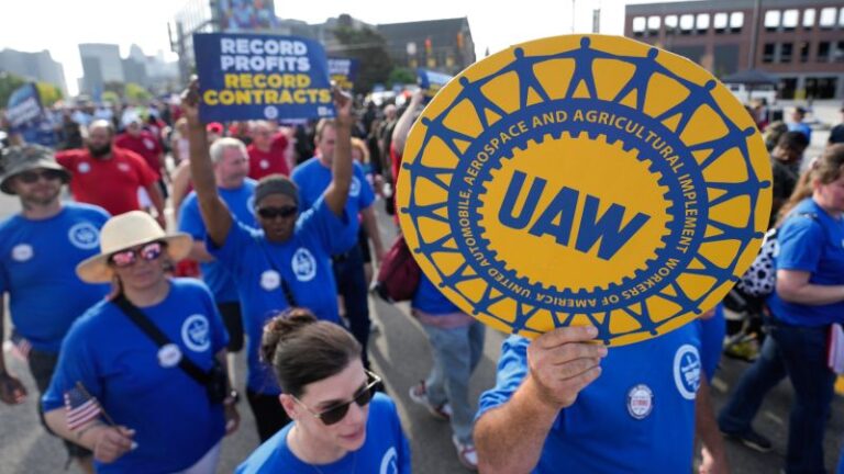 El UAW podría apuntar a plantas clave mientras los negociadores se apresuran a evitar las huelgas de GM, Ford y Stellantis