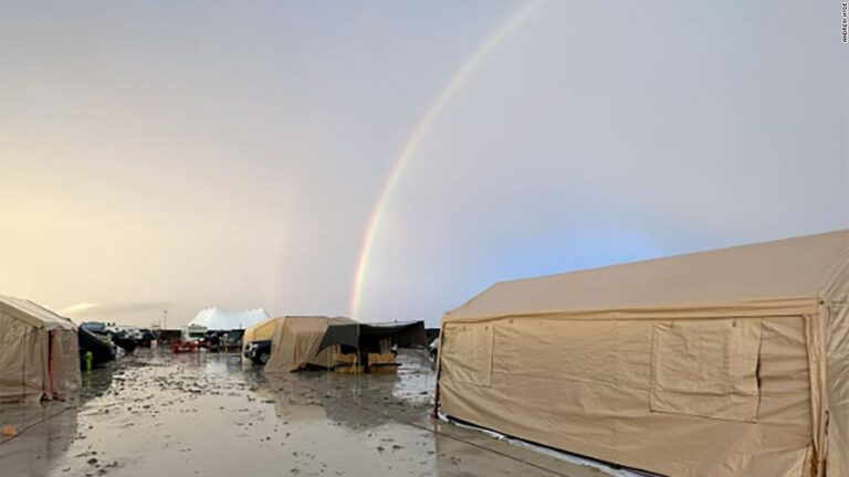 El clima del festival Burning Man se actualiza mientras la lluvia deja a miles de personas