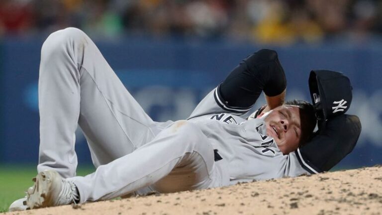 El lanzador de los Yankees Anthony Misiewicz se lesiona durante el juego de los Piratas
