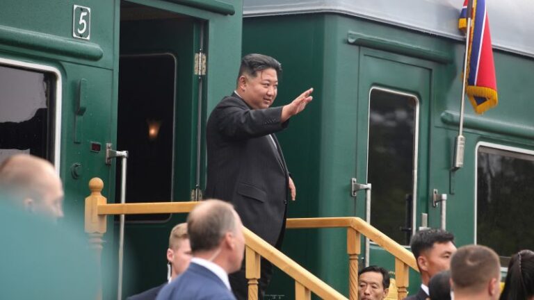 El líder norcoreano Kim Jong Un recibe un chaleco antibalas y drones cuando abandona Rusia