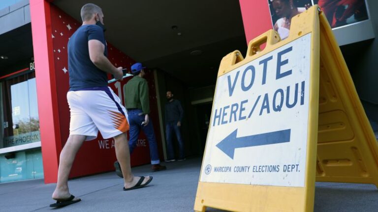 El rechazo del Partido Republicano de Arizona a las primarias presenciales de un día destaca la división del partido sobre la seguridad electoral