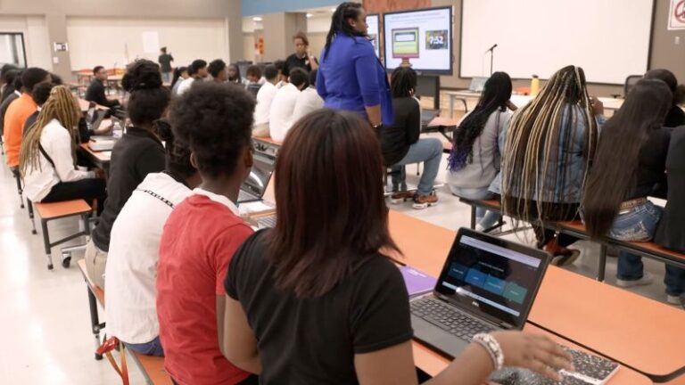 Escasez de docentes: cómo las escuelas se están volviendo creativas para abordar el problema actual