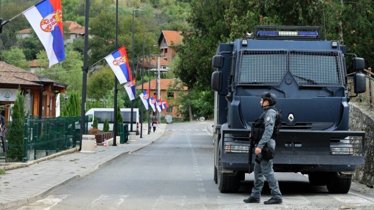 Estados Unidos advierte sobre una gran concentración de tropas serbias en la frontera con Kosovo.  He aquí por qué las tensiones son altas