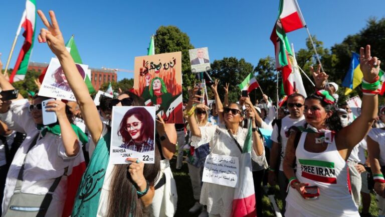 Estallan las protestas en Irán, un año después de la muerte de Mahsa Amini