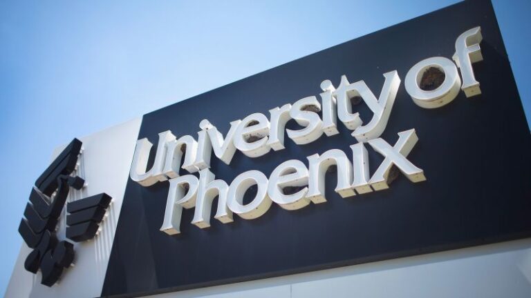 Exalumnos de la Universidad de Phoenix ven $37 millones en deuda de préstamos estudiantiles cancelados por Biden