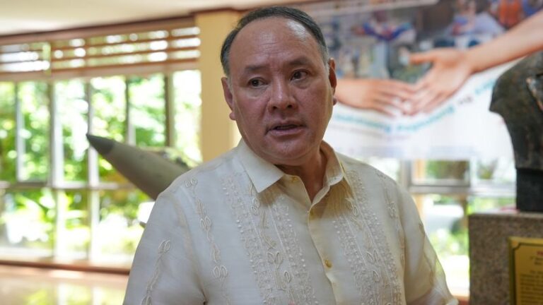 Exclusiva: El secretario de Defensa de Filipinas promete hacer frente al «intimidar» a China