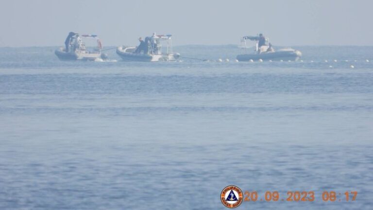 Filipinas condena a China por instalar barrera flotante en el disputado Mar de China Meridional